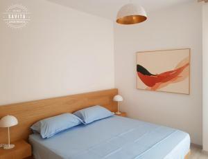 Tempat tidur dalam kamar di Gjiri i Lalzit - Vila Savita - Perla Resort