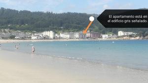 zdjęcie plaży z ludźmi w wodzie w obiekcie 10 mts de la Playa de Covas - Viveiro con piscina Resurrection fest w mieście Viveiro
