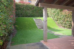 Vonkajšia záhrada v ubytovaní Precioso adosado en Urbanización con campo de golf