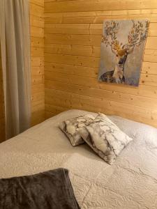 Rúm í herbergi á Asplunda Gård, Kolmården stuga nr 1