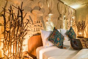 Кровать или кровати в номере Cappadocia Ennar Cave Swimming Pool Hot & SPA