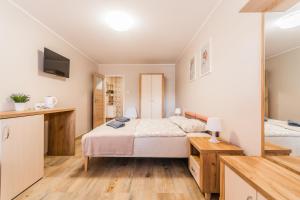 Ένα ή περισσότερα κρεβάτια σε δωμάτιο στο Pokoje Gościnne U Eli