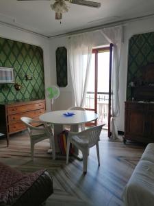uma sala de estar com mesa e cadeiras em Le Parasol em Porto San Giorgio