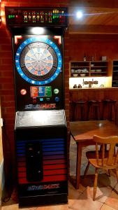automat do gier wideo w restauracji ze stołem w obiekcie Penzion Oliver w mieście Žacléř