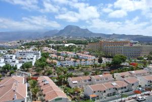 una vista aérea de una ciudad con edificios y montañas en The Best Holiday, en Playa de las Américas