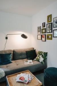 uma sala de estar com um sofá e uma mesa em Rotes Haus Bregenz Wald Wohnung em Bregenz