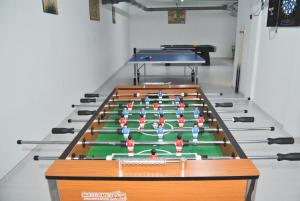 una habitación con un montón de mesas de ping pong en Big Villa Tauro with Private Heated Saltwater Pool & jacuzzi & BBQ & Game Room, en Mogán