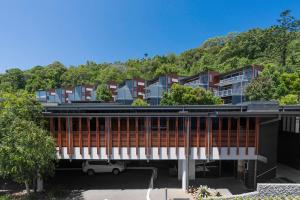 uma vista exterior de um edifício com estacionamento em Peppers Noosa Resort and Villas em Noosa Heads