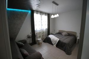 um quarto com uma cama, um sofá e uma janela em casa David em Siena