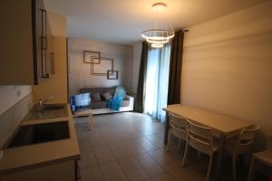 kuchnia i salon ze stołem i kanapą w obiekcie casa David w Sienie +8 zdjęć
