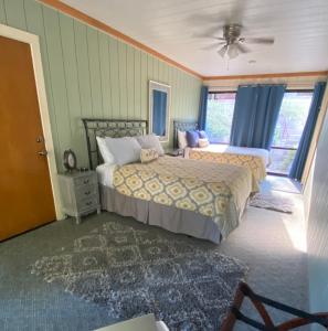 1 dormitorio con 2 camas y ventana en Kin House Guest Suite, en Oakhurst