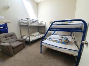 Bunk bed o mga bunk bed sa kuwarto sa Stay In Tekapo Backpackers