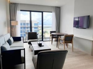 TV a/nebo společenská místnost v ubytování Fortune Saeng Chan Beach Hotel Rayong - SHA Plus