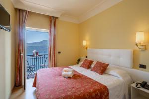 Postel nebo postele na pokoji v ubytování Hotel Castel Gandolfo