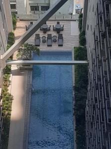 vista sul soffitto di una piscina in un edificio di Green Residence 23rd Floor a Manila