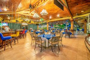 Restoran või mõni muu söögikoht majutusasutuses Hotel Casa Roland Golfito Resort