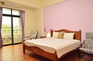 A bed or beds in a room at Warm Home
