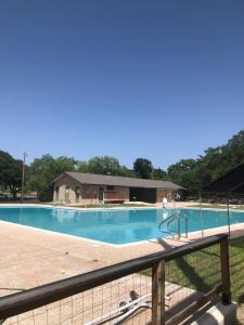 een groot zwembad met een hek eromheen bij CYC Lounge with Guest House in San Antonio