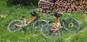 due biciclette parcheggiate l'una accanto all'altra nell'erba di Hotel Bergblick a Nauders