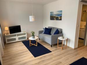 a living room with a couch and a tv at Ferienwohnung Felix in Schleswig