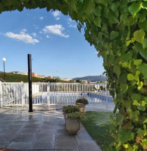 a view of a white fence and some plants at La Casa de Polito in Los Navalucillos