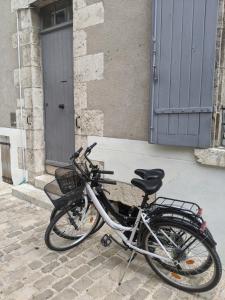 Vélo sur le terrain de l'établissement Appartement au cœur du centre ville de Blois ou dans les environs