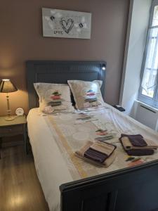 Un pat sau paturi într-o cameră la Appartement au cœur du centre ville de Blois
