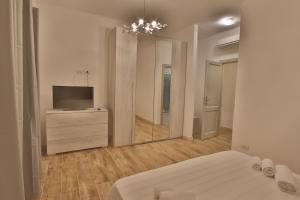 Un televizor și/sau centru de divertisment la Les Chambres Au Centre
