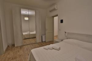 Un pat sau paturi într-o cameră la Les Chambres Au Centre +16 fotografii