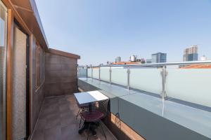 - Balcón con mesa y sillas en un edificio en Regno Hotel, en Estambul