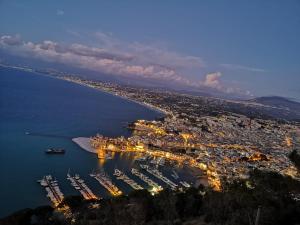 una vista aerea di un porto di notte di Casetta "Le Due Palme" a Castellammare del Golfo