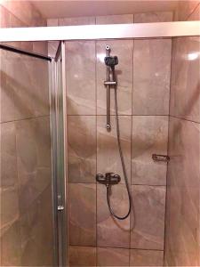 y baño con ducha y puerta de cristal. en Ozdemir Pansiyon en Heybeliada