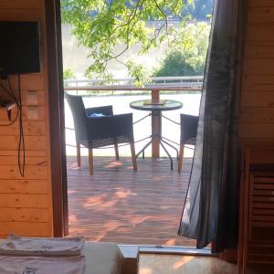 Μπαλκόνι ή βεράντα στο Glamping Jezero
