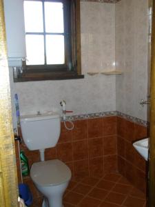 ein Bad mit einem WC und einem Waschbecken in der Unterkunft Апартамент КИМАКО, 100м2 на цена за хотелска стая за двама in Zarewo