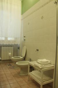 a bathroom with a toilet and a sink at Veramaro,accogliente appartamento in campagna in Arezzo