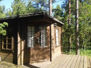 Cabaña pequeña con puerta de madera en el bosque en Paatsalu Camping, en Paatsalu