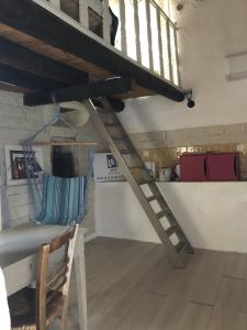 een houten ladder in een kamer met een keuken bij Gîte Aghja suttana l'incantu in Santa-Lucia-di-Mercurio