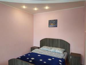 a bedroom with a bed and a painting on the wall at Большая квартира с кондиционером на пр Ленина in Vladimir
