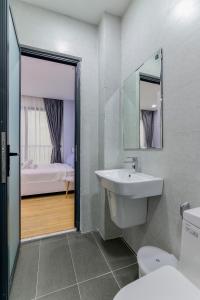 Phòng tắm tại Cozrum Homes - Saphera Residence