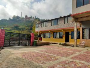 un edificio con una valla delante en Mountain view stay in Auli en Joshīmath