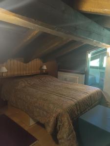 クールマイヨールにあるChalet Chamoisのベッドルーム1室(屋根裏部屋に大型ベッド1台付)