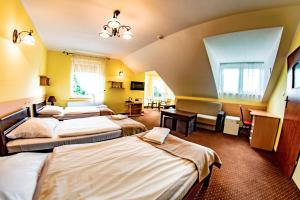 Ένα ή περισσότερα κρεβάτια σε δωμάτιο στο Dworek Dębówko