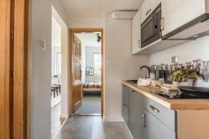 Kuchyňa alebo kuchynka v ubytovaní Apartamenty Smrekowa Turnia