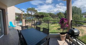 balcone con tavolo, sedie e vista di T2 neuf bord de plage - terrasse - CALVI a Calvi