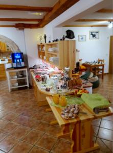 uma cozinha com uma mesa com fruta em Rooms & Apartments Pr Matjon em Bled