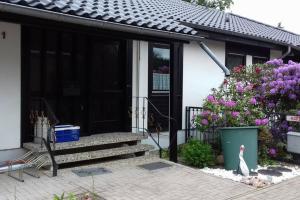 dom z pingwinem stojącym przed drzwiami w obiekcie Ferienwohnung Harder- Urlauber willkommen! w mieście Winsen
