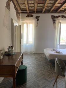 A bed or beds in a room at Residenza Giulio Romano