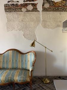 A seating area at Residenza Giulio Romano