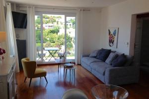 sala de estar con sofá y mesa en Suite sur la mer Marseille Corniche, en Marsella