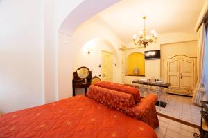 um quarto com uma cama e uma sala de jantar em Residenza Del Duca Rooms & Apartments em Amalfi
